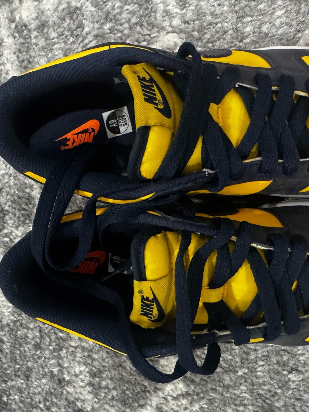Nike Kids Low-Top Sneakers in Yellow and Black - Picture 2 of 3